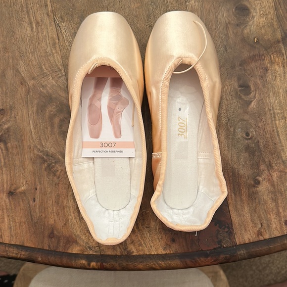 Brand new 3007 Nikolay pointe shoes (71/2, XXX, M) - Picture 7 of 16